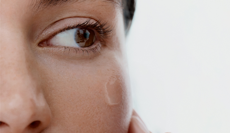 Was verursacht einen ungleichmäßigen Hautton und wie kann Hautpflege helfen?